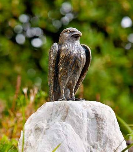 Bronzefigur Turmfalke auf Rosario-Findling